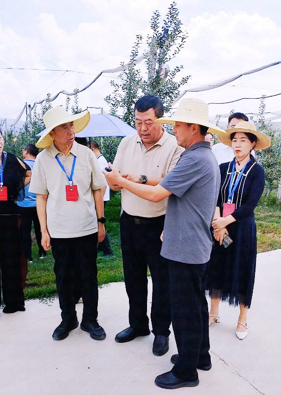  銅川市王益區(qū)政協(xié)委員一行人員來益民現(xiàn)代農(nóng)業(yè)園區(qū)觀摩益民農(nóng)業(yè)數(shù)字種植業(yè)創(chuàng)新應(yīng)用基地建設(shè)項(xiàng)目益民利農(nóng)智慧農(nóng)業(yè)平臺(tái) 